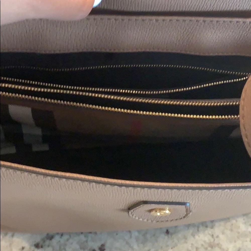 Burberry
Camberley Medium Saffiano Tote Bag, Sand - Picture 4 of 10